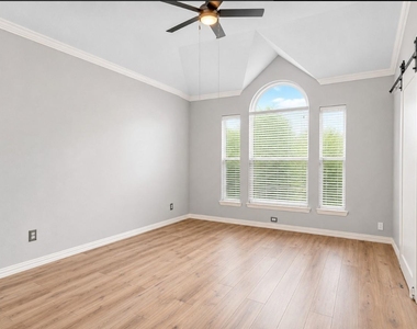 802 Crest Ridge Court - Photo Thumbnail 15
