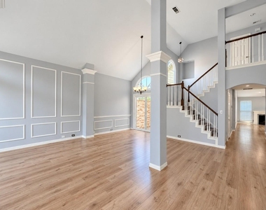 802 Crest Ridge Court - Photo Thumbnail 2