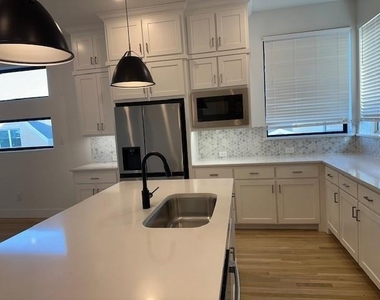 8215 Manoa Drive - Photo Thumbnail 9