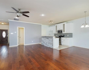 313 Austin Avenue - Photo Thumbnail 2