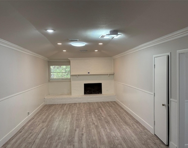 5213 Colorado Boulevard - Photo Thumbnail 4