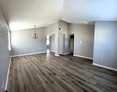 1762 Glencairn Lane - Photo Thumbnail 4