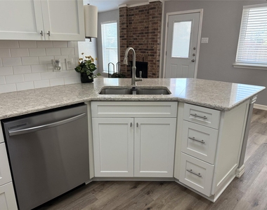 1762 Glencairn Lane - Photo Thumbnail 9
