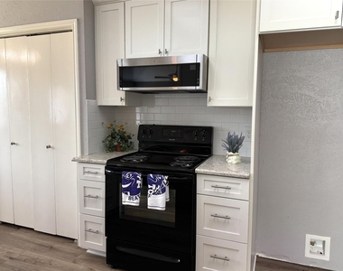 1762 Glencairn Lane - Photo Thumbnail 10