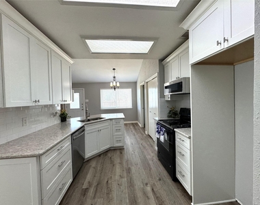 1762 Glencairn Lane - Photo Thumbnail 6