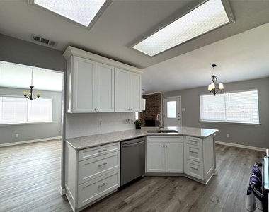 1762 Glencairn Lane - Photo Thumbnail 7