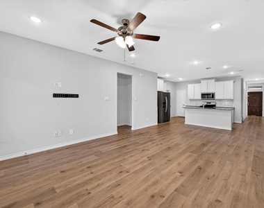 340 Willowmore Drive - Photo Thumbnail 12