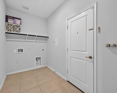 340 Willowmore Drive - Photo Thumbnail 10