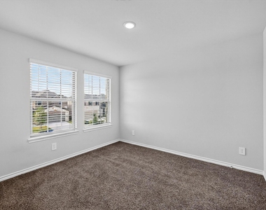 340 Willowmore Drive - Photo Thumbnail 19