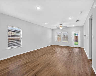 340 Willowmore Drive - Photo Thumbnail 11