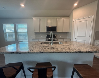 621 Fletcher Drive - Photo Thumbnail 3