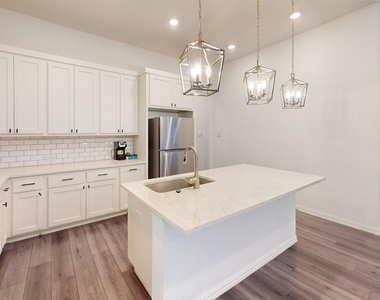 3285 Dover Drive - Photo Thumbnail 4
