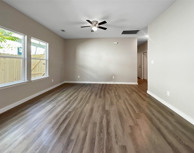 4615 Roberts Avenue - Photo Thumbnail 6