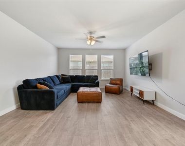 821 Shepperton Way - Photo Thumbnail 16