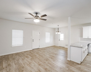 100 N Park Court - Photo Thumbnail 2