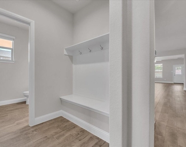 1017 Fairhaven Drive - Photo Thumbnail 4