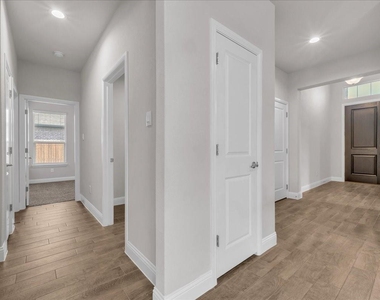1017 Fairhaven Drive - Photo Thumbnail 3