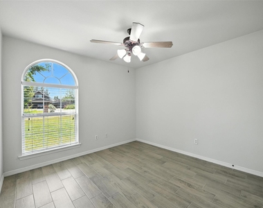 113 Shumard Drive - Photo Thumbnail 9