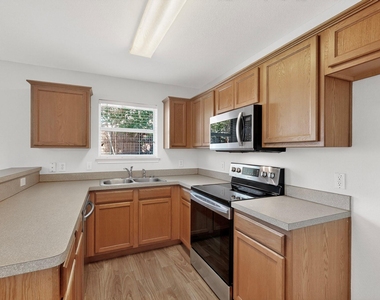 321 Stephanie Street - Photo Thumbnail 15