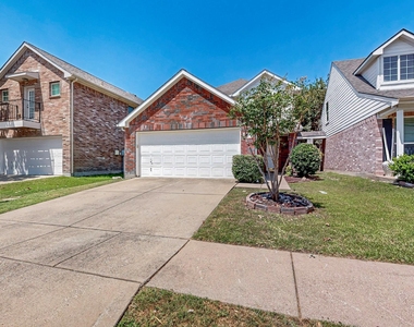 321 Stephanie Street - Photo Thumbnail 2
