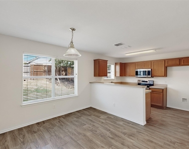 321 Stephanie Street - Photo Thumbnail 11