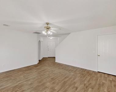 321 Stephanie Street - Photo Thumbnail 7