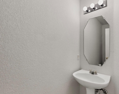321 Stephanie Street - Photo Thumbnail 5