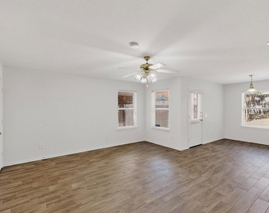 321 Stephanie Street - Photo Thumbnail 9