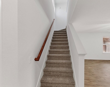 321 Stephanie Street - Photo Thumbnail 6