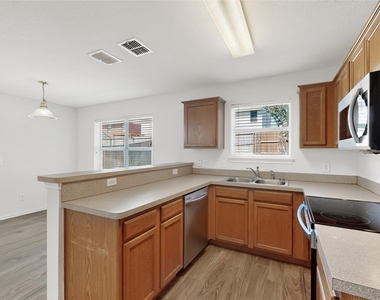 321 Stephanie Street - Photo Thumbnail 14