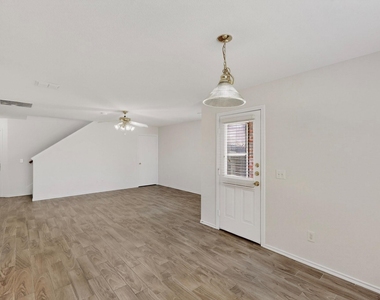 321 Stephanie Street - Photo Thumbnail 12
