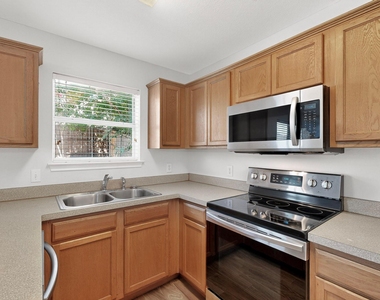 321 Stephanie Street - Photo Thumbnail 16