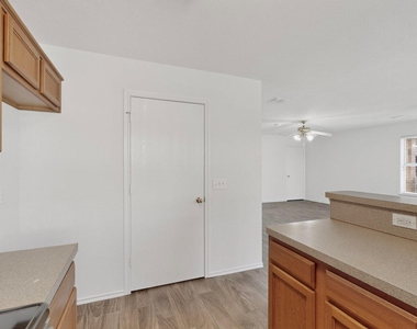 321 Stephanie Street - Photo Thumbnail 17