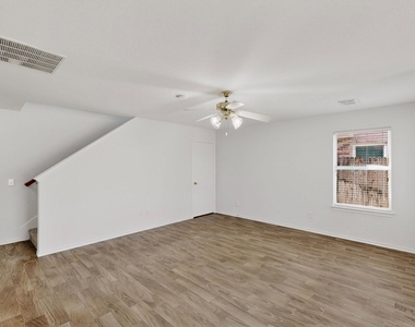 321 Stephanie Street - Photo Thumbnail 8