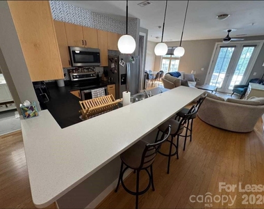 1101 W 1st Street - Photo Thumbnail 4