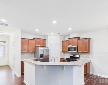 6005 Sweetbay Lane - Photo Thumbnail 4