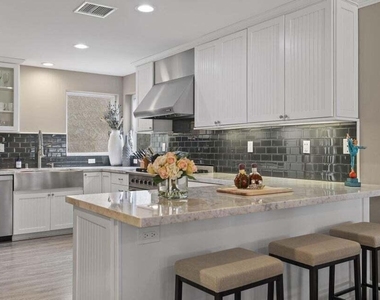 104 La Brea Street - Photo Thumbnail 14
