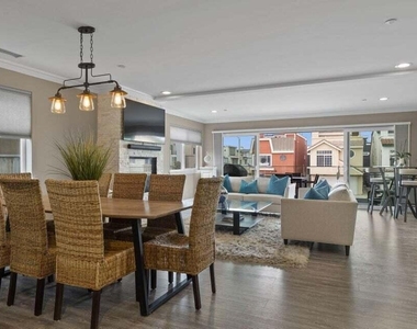 104 La Brea Street - Photo Thumbnail 13