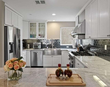 104 La Brea Street - Photo Thumbnail 15