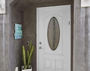 104 La Brea Street - Photo Thumbnail 4