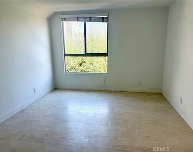5143 Bakman Avenue - Photo Thumbnail 8