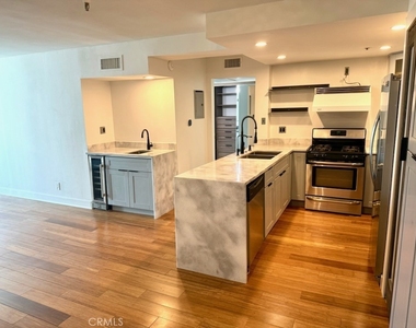 5143 Bakman Avenue - Photo Thumbnail 5