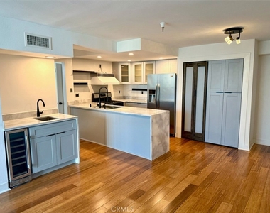 5143 Bakman Avenue - Photo Thumbnail 2