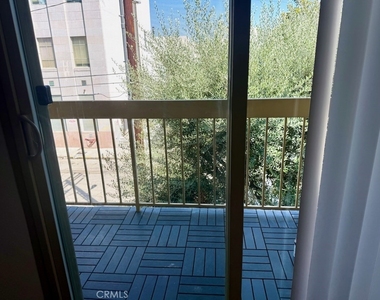 5143 Bakman Avenue - Photo Thumbnail 3
