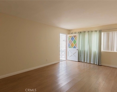 1932 Gates Avenue - Photo Thumbnail 2