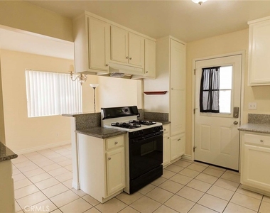 1932 Gates Avenue - Photo Thumbnail 8