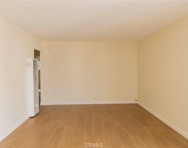 1932 Gates Avenue - Photo Thumbnail 4