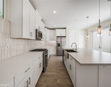 2573 Elden Ave - Photo Thumbnail 6