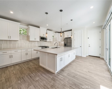 2573 Elden Ave - Photo Thumbnail 5