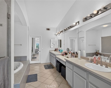 2420 S Vicentia Avenue - Photo Thumbnail 13